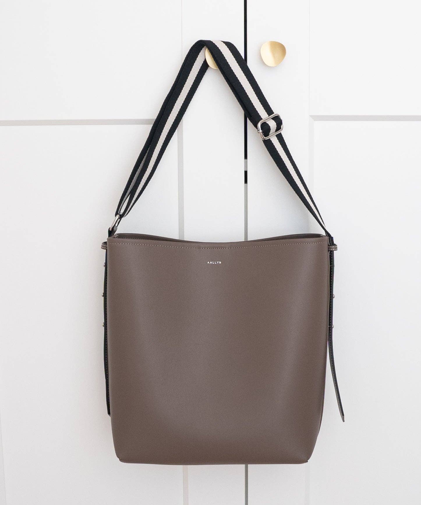 AALLYN Jolina Bucket Tote Wood Berry