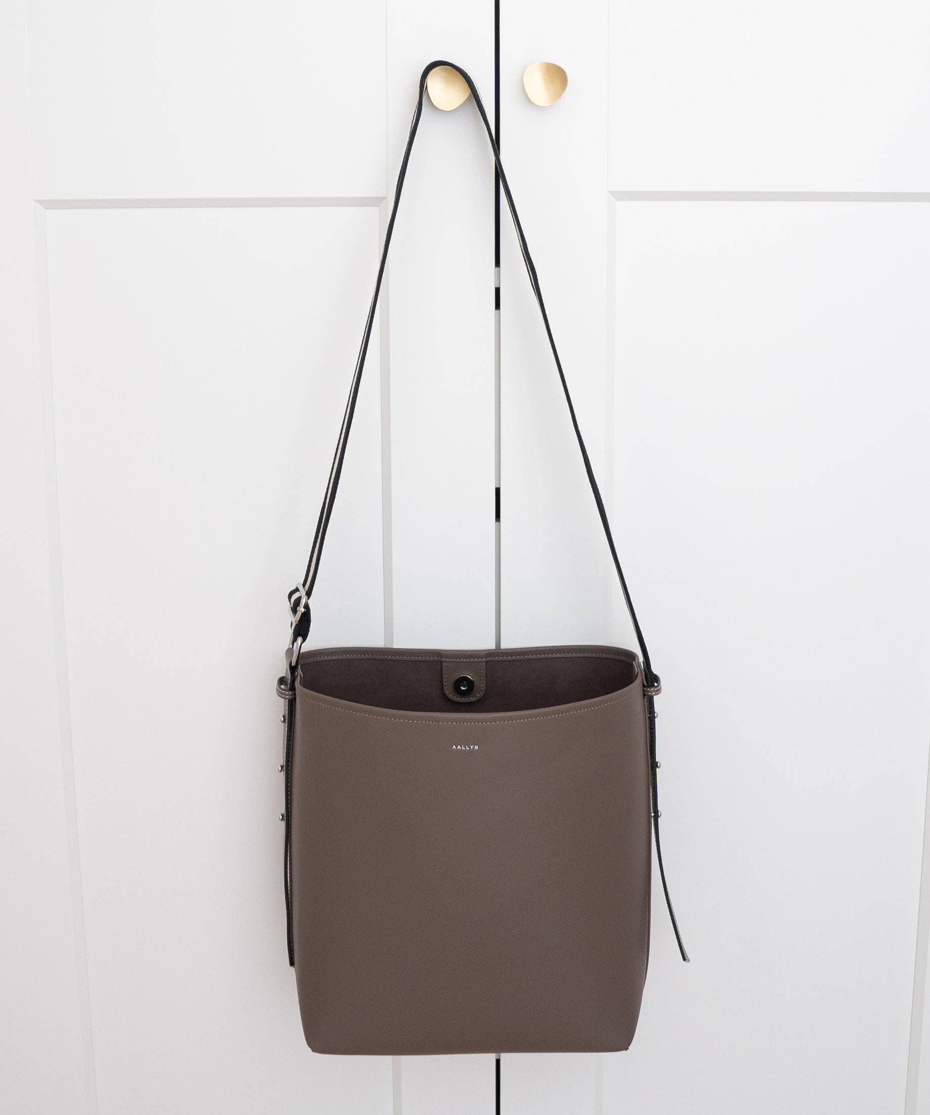 AALLYN Jolina Bucket Tote Wood Berry