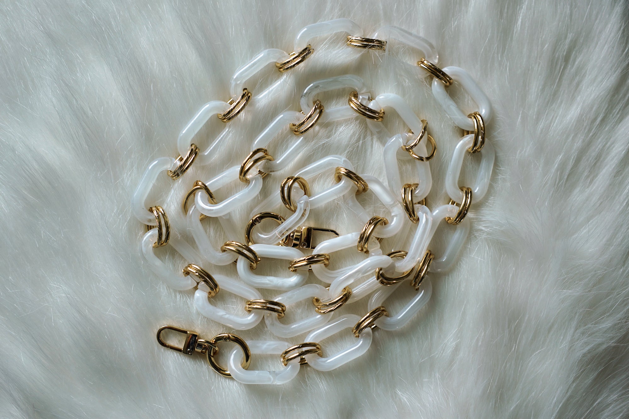 Fritz Chain-Link Shoulder Strap Lucite - The Flaunt