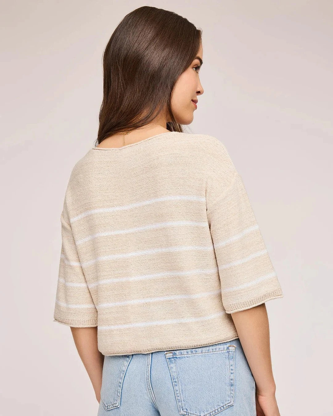 Back view of the Linen striped Kerrigan sweater with light denim shorts