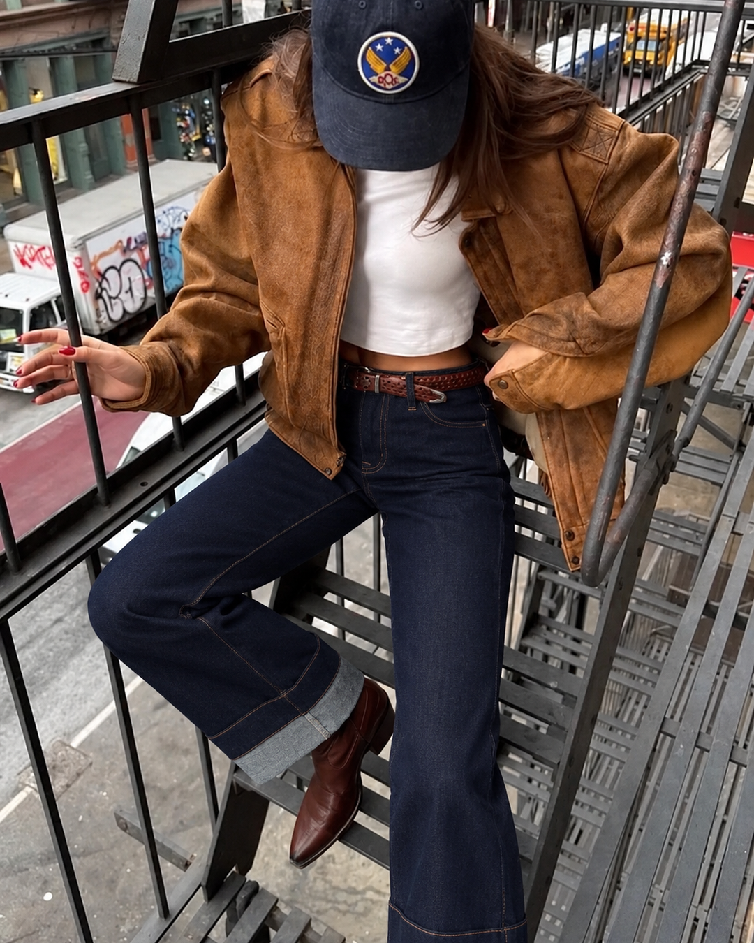 BAYEAS Rolle Wide-Leg Jeans in dark wash with wide rolled cuffs, worn with a white crop top, suede jacket and brown boots
